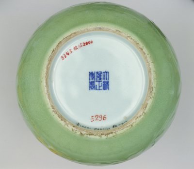 图片[2]-Okra green glaze Ruyi ear bottle-China Archive